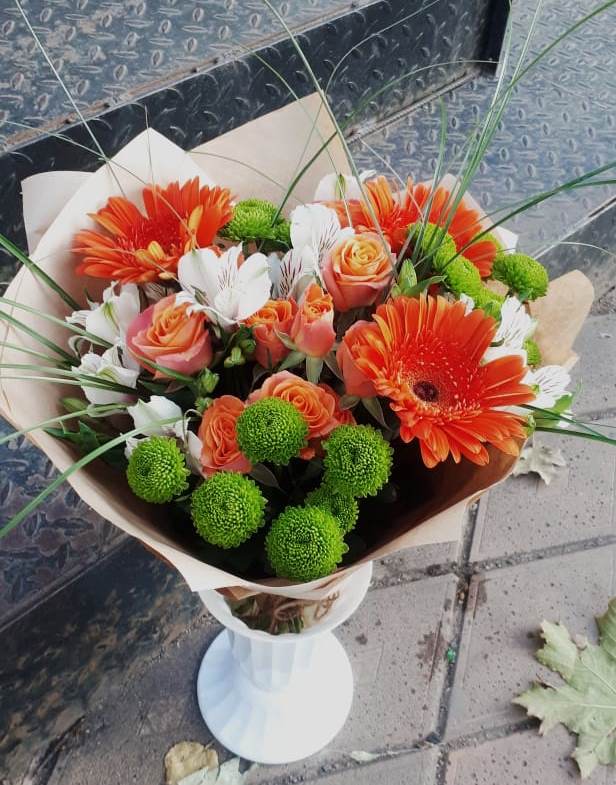 Букет огненно-рыжий в Тюмени Букет цветов из: Герберы, Хризантемы, Альстромерии и Розы в Тюмени