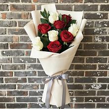 Букет красно-белые розы в Тюмени Букет цветов из:  Розы в Тюмени