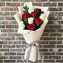 Букет красно-белые розы в Тюмени Букет цветов из:  Розы в Тюмени