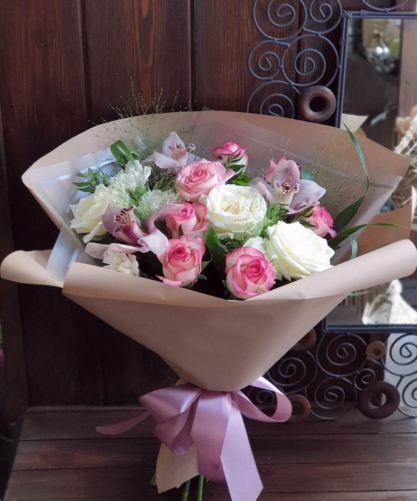 Букет майское утро в Тюмени Букет цветов из: Гвоздики, Орхидеи, Розы и Хризантемы в Тюмени