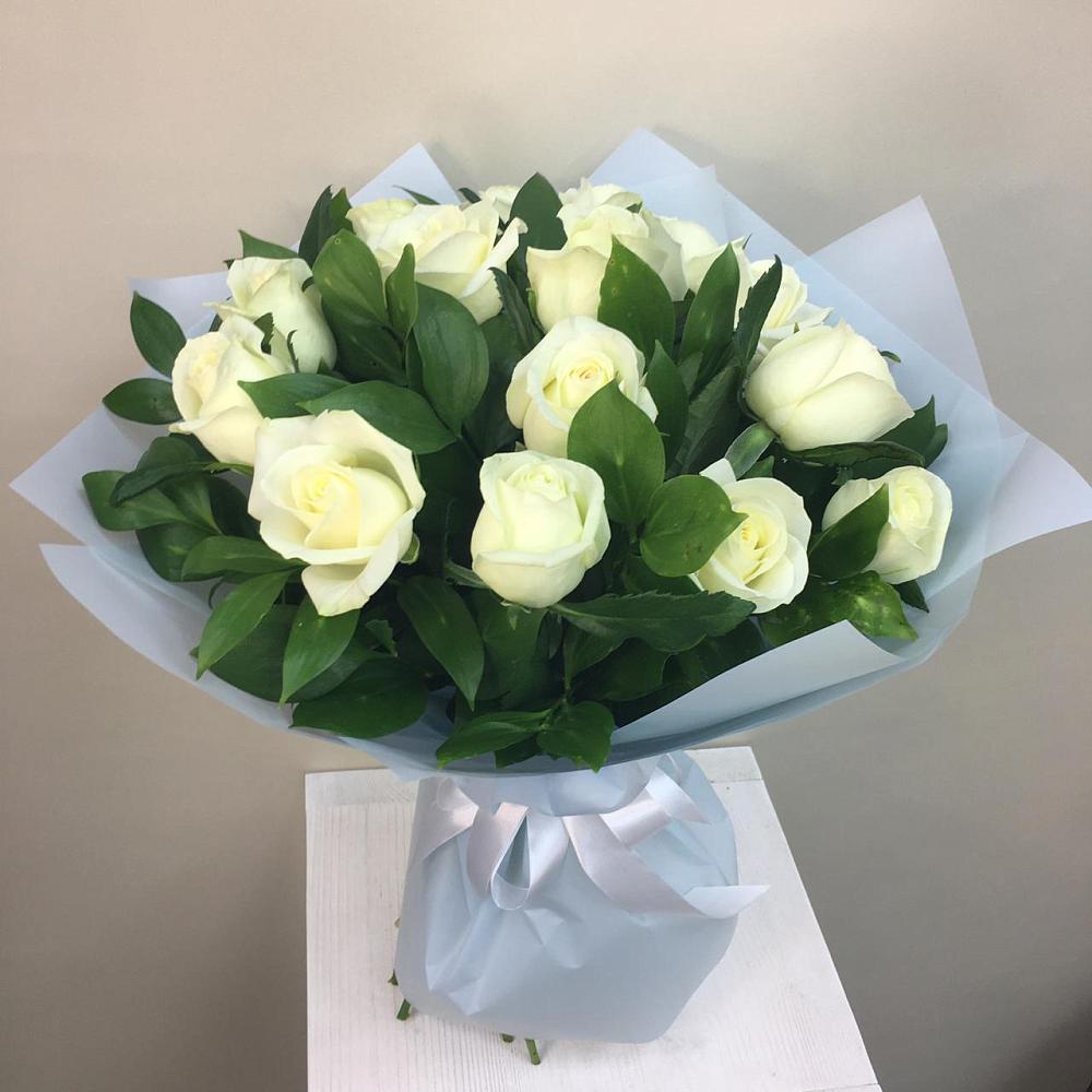 15 Белых роз Проуд в Тюмени Букет 15 Белых роз Проуд в Тюмени
