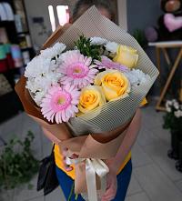 Букет цветов из:  Герберы, Розы и Хризантемы в Тюмени