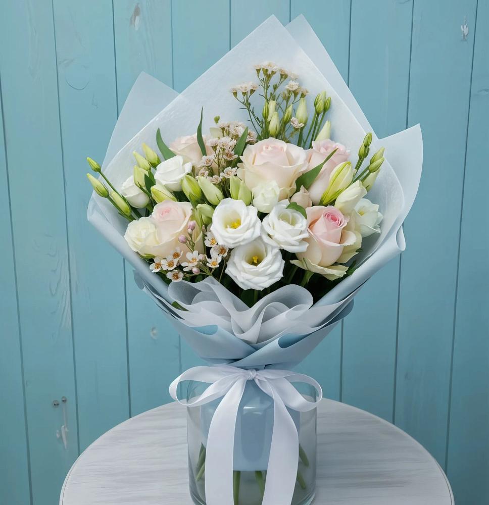 Букет очаровательный аромат в Тюмени Букет цветов из: Розы и Лизиантусы в Тюмени