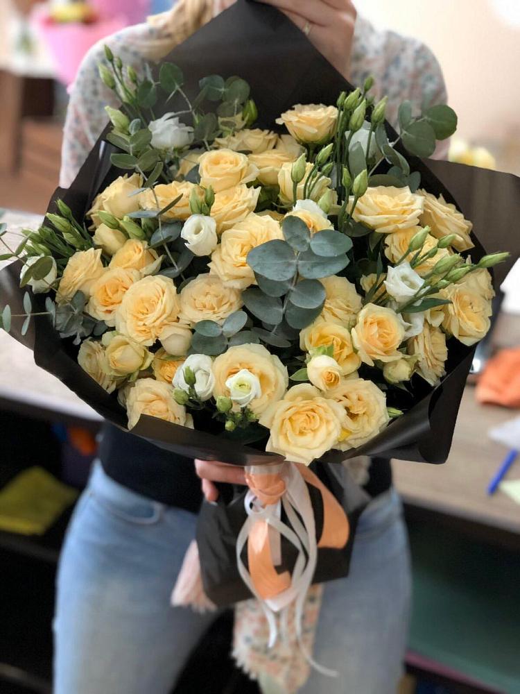 Букет птица счастья в Тюмени Букет цветов из: Розы и Лизиантусы в Тюмени