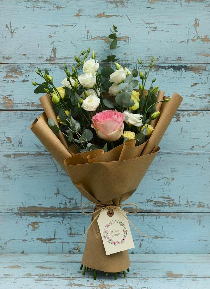 Букет нежный привет в Тюмени Букет цветов из: Розы и Лизиантусы в Тюмени