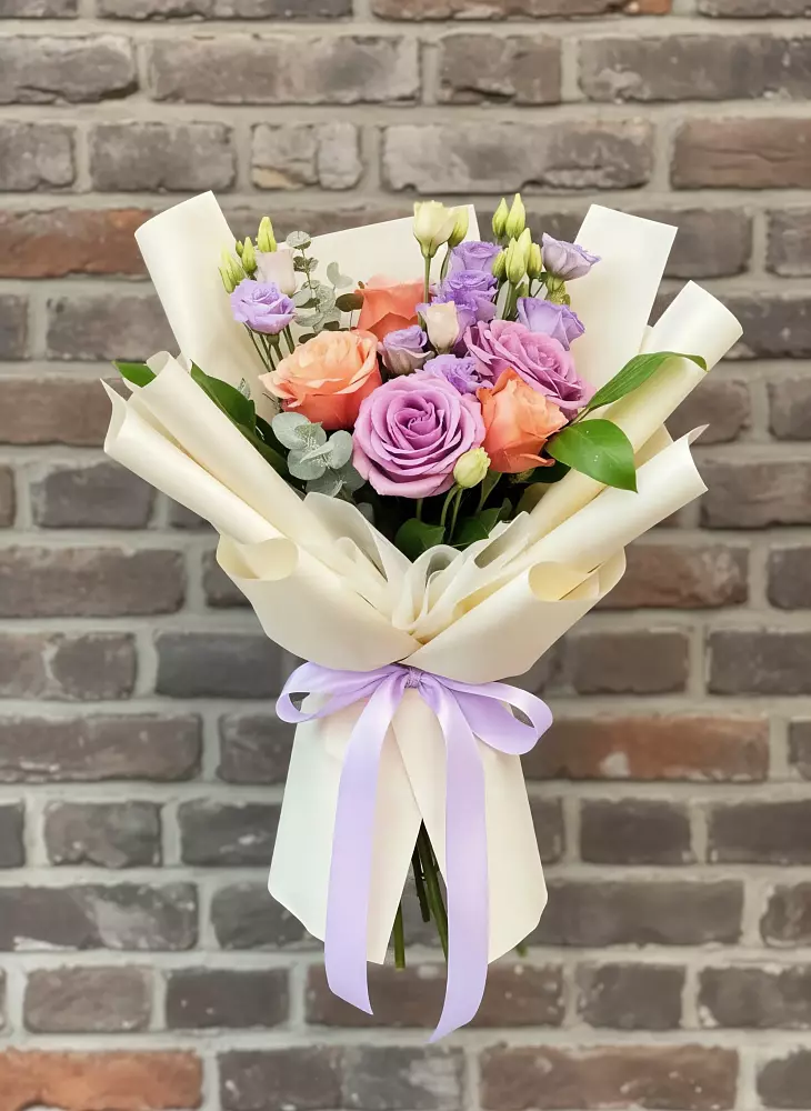 Букет цветочные ноты в Тюмени Букет цветов из: Лизиантусы и Розы в Тюмени