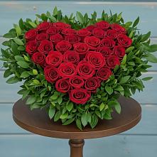 Композиция Сердце в любви в Тюмени Цветочная композиция из Розы в виде сердца в Тюмени