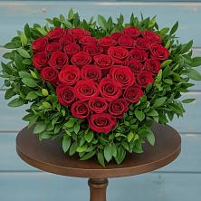 Композиция Сердце в любви в Тюмени Цветочная композиция из Розы в виде сердца в Тюмени