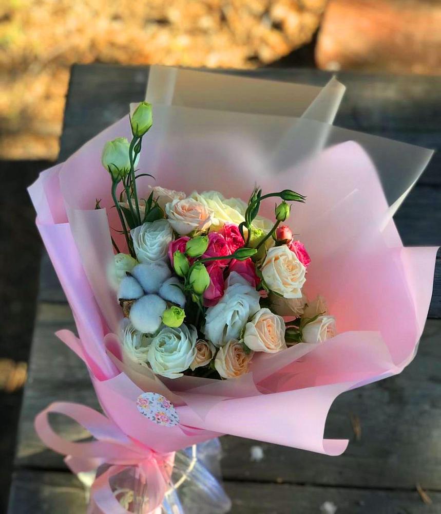Букет цветочный коктейль в Тюмени Букет цветов из: Розы и Лизиантусы в Тюмени