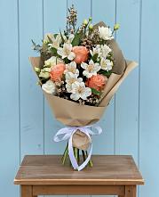 Букет яркий комплимент в Тюмени Букет цветов из:  Альстромерии, Лизиантусы, Розы и Хризантемы в Тюмени