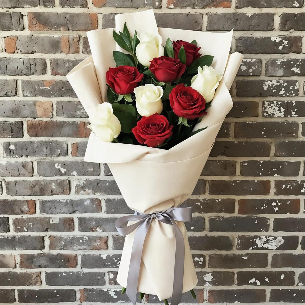 Букет красно-белые розы в Тюмени Букет цветов из: Розы в Тюмени