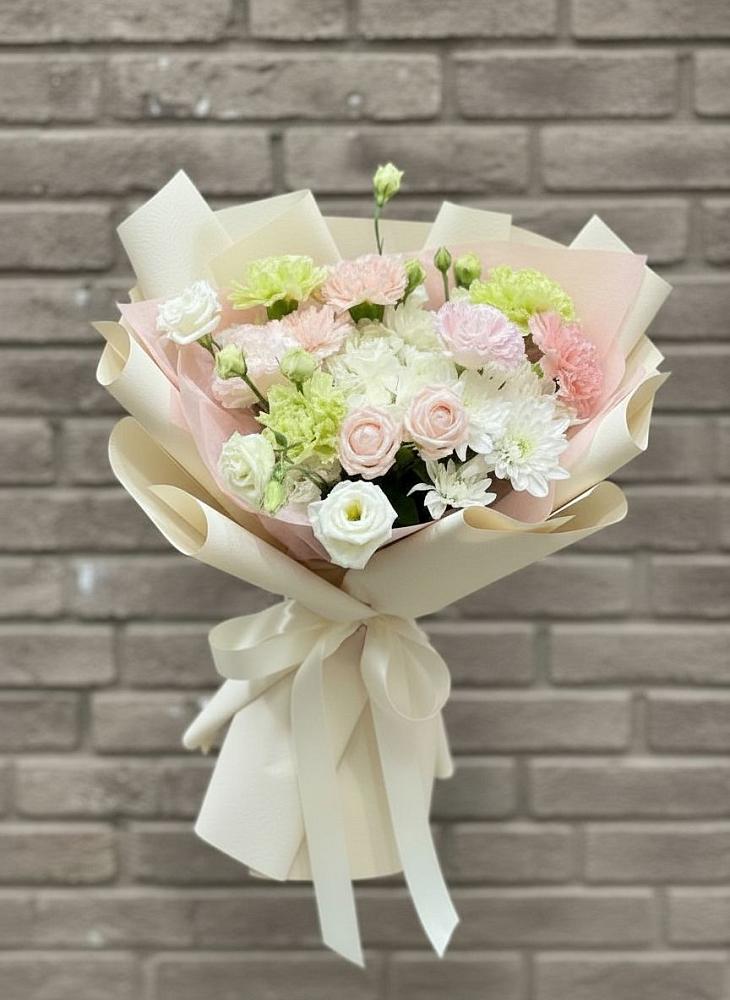 Букет Трепет мечты в Тюмени Букет цветов из: Гвоздики, Розы, Лизиантусы и Хризантемы в Тюмени