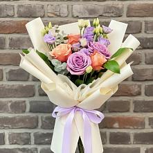 Букет цветочные ноты в Тюмени Букет цветов из:  Лизиантусы и Розы в Тюмени