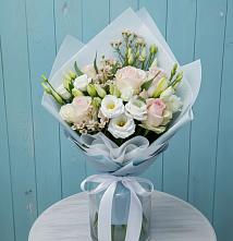 Букет очаровательный аромат в Тюмени Букет цветов из:  Розы и Лизиантусы в Тюмени