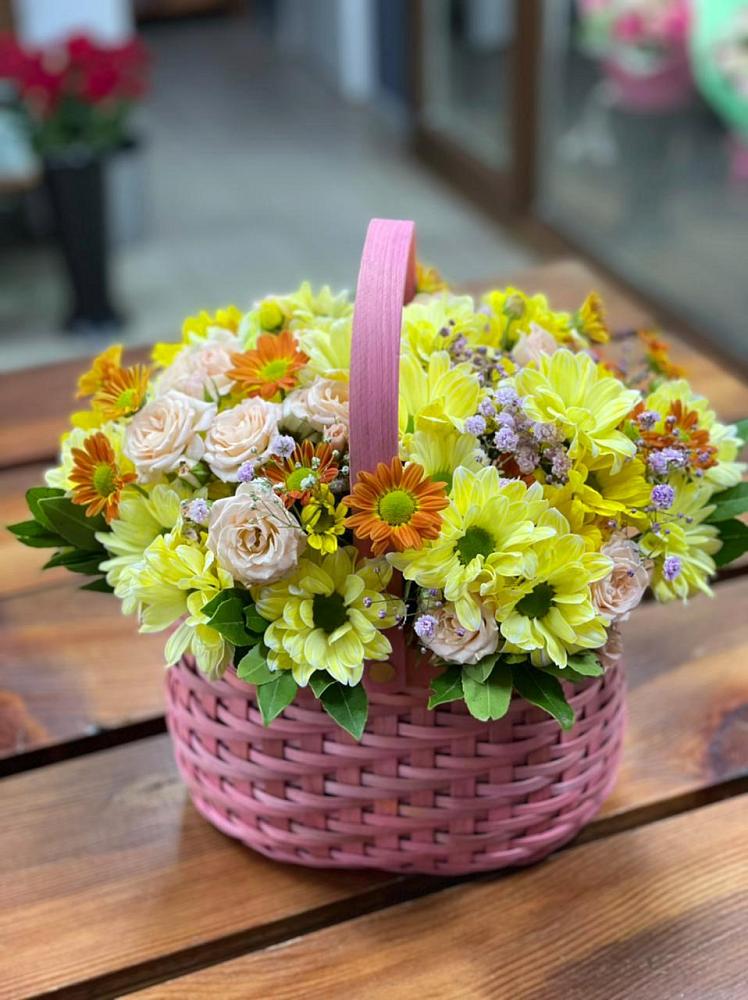 Композиция цветы лета в Тюмени Цветочная композиция из Хризантемы и Розы в корзине в Тюмени