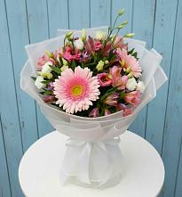 Букет прохладный бриз в Тюмени Букет цветов из:  Герберы, Альстромерии и Лизиантусы в Тюмени