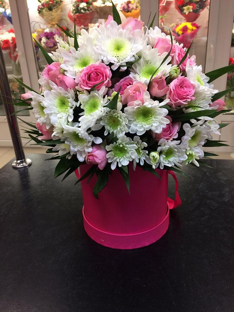 Композиция грация в Тюмени Цветочная композиция из Розы и Хризантемы в шляпной коробке в Тюмени