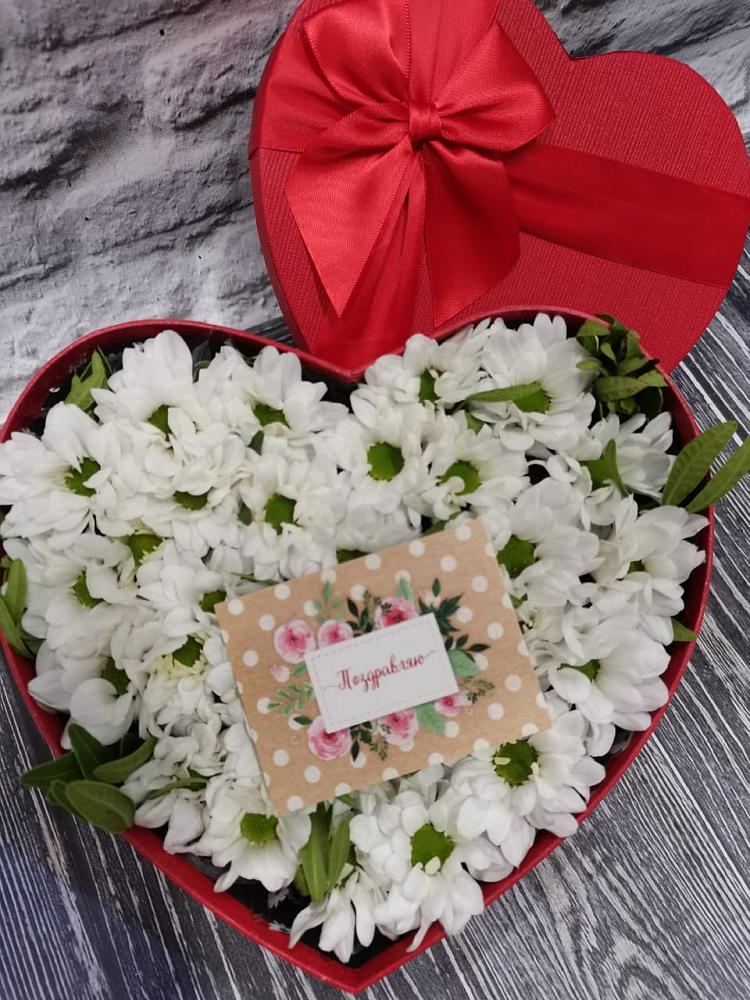 Композиция сплетение судьбы в Тюмени Цветочная композиция из Хризантемы в виде сердца в Тюмени