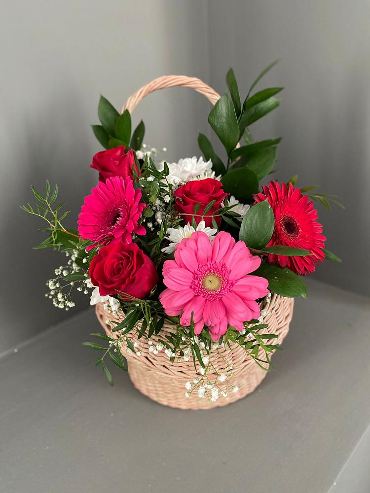 Композиция радостное событие в Тюмени Цветочная композиция из Розы, Хризантемы и Герберы в корзине в Тюмени