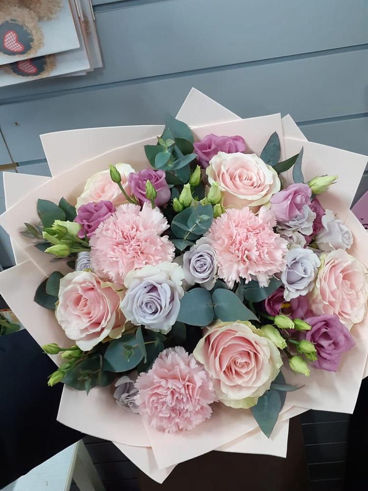 Букет обаятельный в Тюмени Букет цветов из: Розы, Гвоздики и Лизиантусы в Тюмени