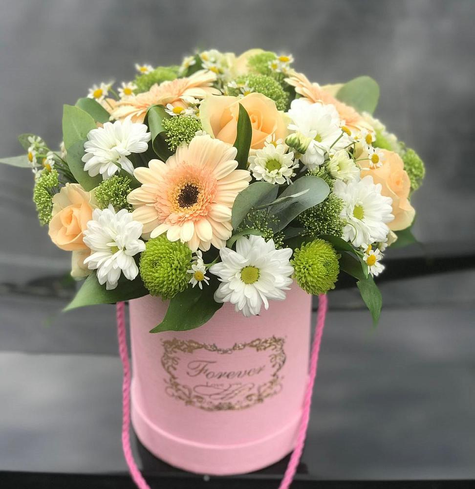 Композиция маленькая прелесть в Тюмени Цветочная композиция из Розы, Герберы и Хризантемы в шляпной коробке в Тюмени