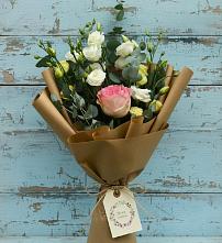 Букет нежный привет в Тюмени Букет цветов из:  Розы и Лизиантусы в Тюмени