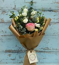 Букет нежный привет в Тюмени Букет цветов из:  Розы и Лизиантусы в Тюмени