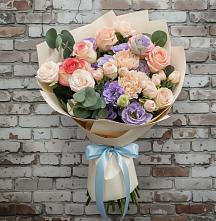 Букет Феерия в Тюмени Букет цветов из:  Розы, Лизиантусы и Гвоздики в Тюмени