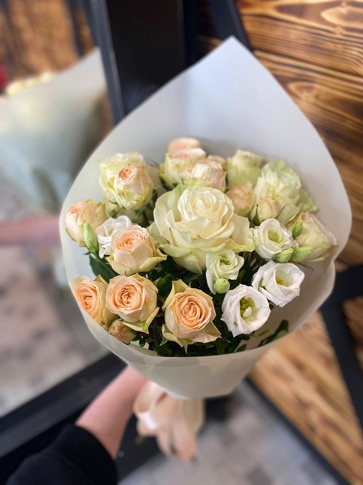 Букет Летний бриз в Тюмени Букет цветов из: Розы и Лизиантусы в Тюмени