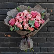 Букет розы в пальмах в Тюмени Букет цветов из:  Розы в Тюмени